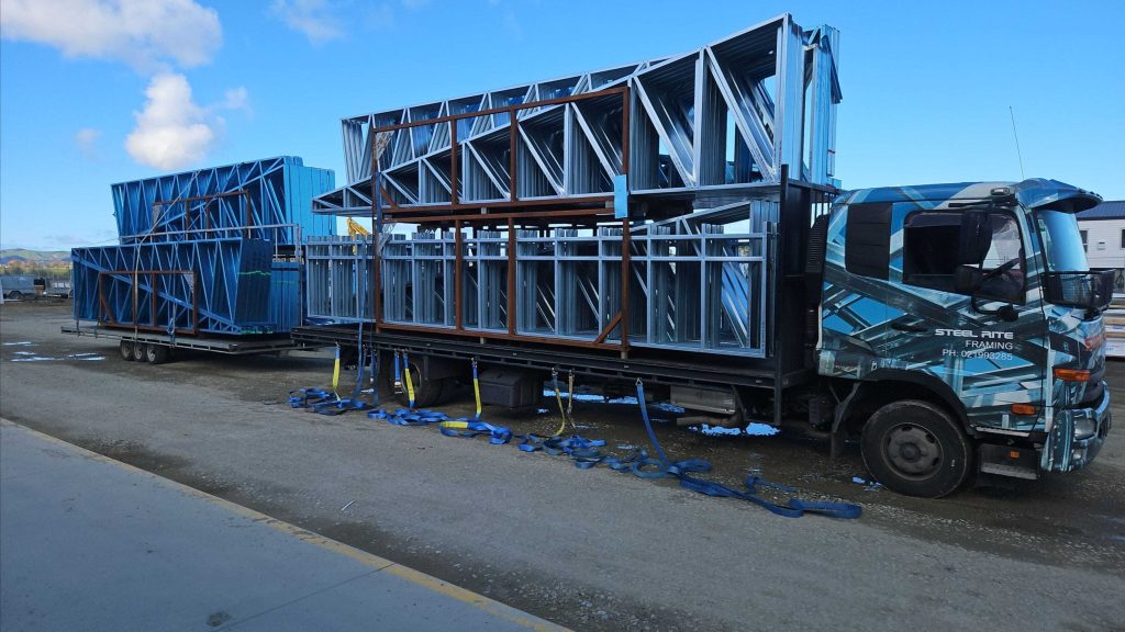 The truck carrying the steel framing structure