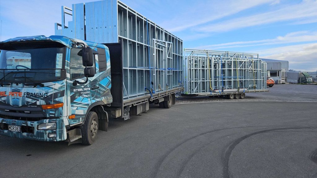 The truck carrying the steel framing structure